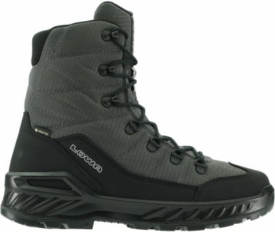Grauer hoher Winterstiefel mit schwarzer Sohle und Schnürsenkeln. Grauer hoher Winterstiefel mit schwarzer Sohle und Schnürsenkeln.