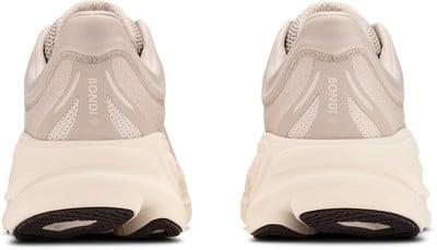 Rückansicht von beigen Laufschuhen mit markanter Sohle. Rückansicht von beigen Laufschuhen mit markanter Sohle.