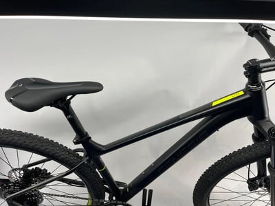 Schwarzes Genesis Impact LTD Mountainbike mit Federung vorne. Schwarzes Genesis Impact LTD Mountainbike mit Federung vorne.
