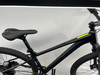 Schwarzes Genesis Impact LTD Mountainbike mit Federung vorne.