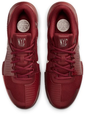 Draufsicht auf rote Nike-Schuhe mit NYC-Schriftzug. Draufsicht auf rote Nike-Schuhe mit NYC-Schriftzug.