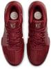 Draufsicht auf rote Nike-Schuhe mit NYC-Schriftzug.