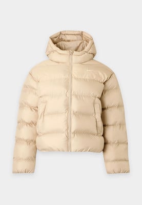 Bežová péřová bunda Nike s kapucí a bílým logem na hrudi.