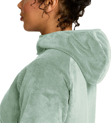 Detail eines Damen-Fleece-Bademantels mit Kapuze in Minzgrün. Detail eines Damen-Fleece-Bademantels mit Kapuze in Minzgrün.