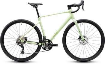 Ein hellgrünes CUBE Gravelbike mit schwarzen Laufrädern und Komponenten.