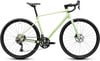 Ein hellgrünes CUBE Gravelbike mit schwarzen Laufrädern und Komponenten.
