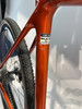 Detail des Rahmens eines orangefarbenen Cube Cyclocross-Rads mit UCI-Aufkleber.