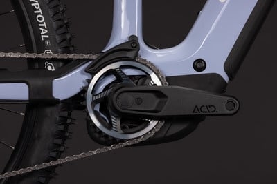 Detail eines E-Bikes mit Kette, Kurbel und ACID-Logo. Detail eines E-Bikes mit Kette, Kurbel und ACID-Logo.