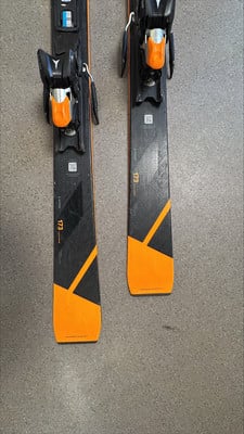 Ski mit schwarzen und orangefarbenen Elementen und schwarzen Bindungen.
