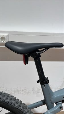 Nahaufnahme eines Fahrradsattels und einer Sattelstütze mit rotem Reflektor. Nahaufnahme eines Fahrradsattels und einer Sattelstütze mit rotem Reflektor.