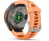 Die Rückseite der Garmin Fenix 9 Pro Uhr mit orangefarbenem Armband und Sensoren.