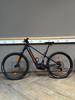 Lila E-Bike mit orangefarbenen Details am Rahmen und an der Gabel.