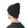 Ein Mann von hinten trägt eine schwarze Strickmütze und einen schwarzen Pullover.