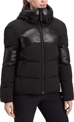 Schwarze Daunenjacke mit glänzenden Einsätzen und hohem Kragen. Schwarze Daunenjacke mit glänzenden Einsätzen und hohem Kragen.