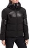 Schwarze Daunenjacke mit glänzenden Einsätzen und hohem Kragen.