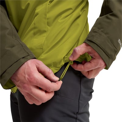 Ein Mann zieht die Kordel an einer Jacke. Ein Mann zieht die Kordel an einer Jacke.