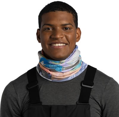 Ein Mann mit einem bunten Schlauchtuch und dunkler Kleidung vor weißem Hintergrund. Ein Mann mit einem bunten Schlauchtuch und dunkler Kleidung vor weißem Hintergrund.