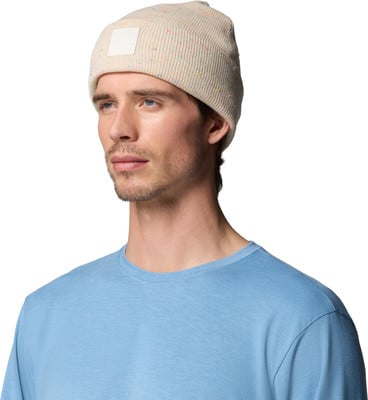 Mann mit Strickmütze und blauem T-Shirt vor weißem Hintergrund. Mann mit Strickmütze und blauem T-Shirt vor weißem Hintergrund.