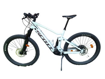 Ein weißes Scott Mountainbike mit Vollfederung und schwarzen Maxxis-Reifen.