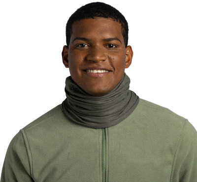 Ein Mann mit einem Schlauchtuch und einem Fleece-Pullover lächelt.