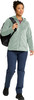 Eine Frau in einer grünen Fleecejacke mit Rucksack und blauer Hose.