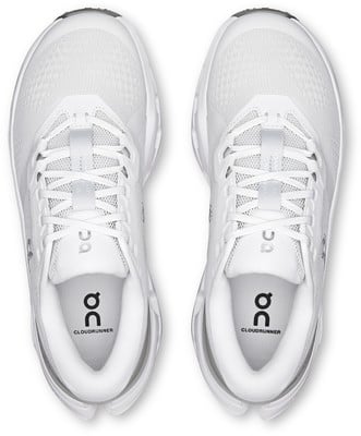 Weiße On Running Cloudrunner Laufschuhe mit grauen Details von oben. Weiße On Running Cloudrunner Laufschuhe mit grauen Details von oben.