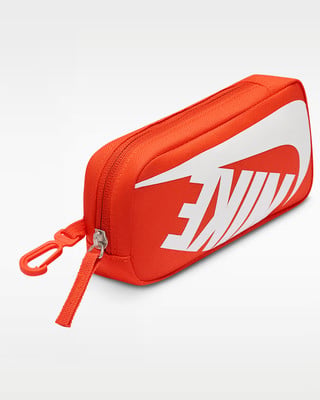 Narancssárga Nike táska fehér logóval és karabinerrel. Narancssárga Nike táska fehér logóval és karabinerrel.