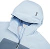Hellblaue Jacke mit Kapuze und dunklerem Streifen.