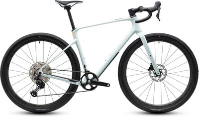Heller Gravelbike-Rahmen mit schwarzen Rädern und Details. Heller Gravelbike-Rahmen mit schwarzen Rädern und Details.