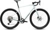 Heller Gravelbike-Rahmen mit schwarzen Rädern und Details.