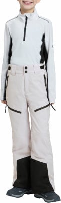 Mädchen in hellrosa Skihose und weißer Jacke mit schwarzen Details.