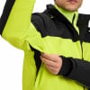 Ein Mann öffnet einen Reißverschluss an einer Jacke, darunter ist Netzstoff.