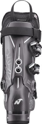 Rückansicht eines schwarzen Nordica-Skischuhs mit weißen Details. Rückansicht eines schwarzen Nordica-Skischuhs mit weißen Details.