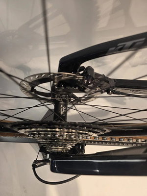 Detail eines Fahrradhinterrads mit Schaltwerk und Kassette. Detail eines Fahrradhinterrads mit Schaltwerk und Kassette.