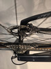 Detail eines Fahrradhinterrads mit Schaltwerk und Kassette.
