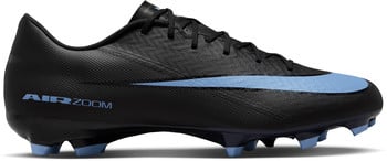 Schwarzer Nike Fußballschuh mit blauem Swoosh und AIR ZOOM Schriftzug.