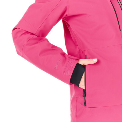 Detail eines Ärmels einer rosa Jacke mit DRY PLAY Logo und Tasche. Detail eines Ärmels einer rosa Jacke mit DRY PLAY Logo und Tasche.