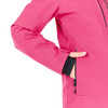 Detail eines Ärmels einer rosa Jacke mit DRY PLAY Logo und Tasche.