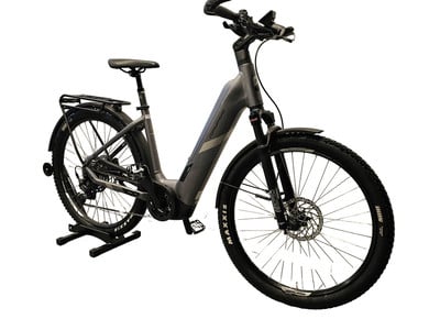 Graues E-Bike mit Federung und Gepäckträger auf weißem Hintergrund. Graues E-Bike mit Federung und Gepäckträger auf weißem Hintergrund.