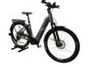 Graues E-Bike mit Federung und Gepäckträger auf weißem Hintergrund.