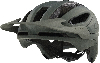Ein grüner Oakley Fahrradhelm mit Visier und strategisch platzierten Lüftungsöffnungen.