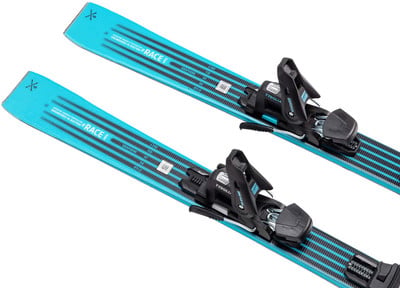 Ski mit schwarzen Tyrolia-Bindungen auf weißem Hintergrund.