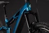 Ein blaues Mountain-E-Bike mit Federung und schwarzem Rahmen.