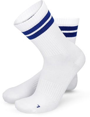 Weiße Socken mit blauen Streifen und Logo auf dem Spann. Weiße Socken mit blauen Streifen und Logo auf dem Spann.