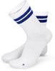 Weiße Socken mit blauen Streifen und Logo auf dem Spann.