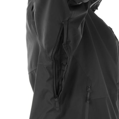 Detail einer schwarzen Jacke mit offenem Reißverschluss an der Schulter.