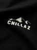 Logo mit Bergen und Schriftzug CHILLAZ auf schwarzem T-Shirt.