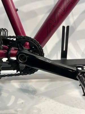 Fahrradteil mit Kurbel, Kette und Pedal vor dunklem Hintergrund. Fahrradteil mit Kurbel, Kette und Pedal vor dunklem Hintergrund.