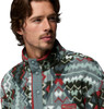 Ein Mann in einem Fleece-Pullover mit ethnischem Muster und rotem Kragenrand.