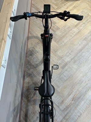 Draufsicht auf ein schwarzes E-Bike mit Display am Lenker. Draufsicht auf ein schwarzes E-Bike mit Display am Lenker.